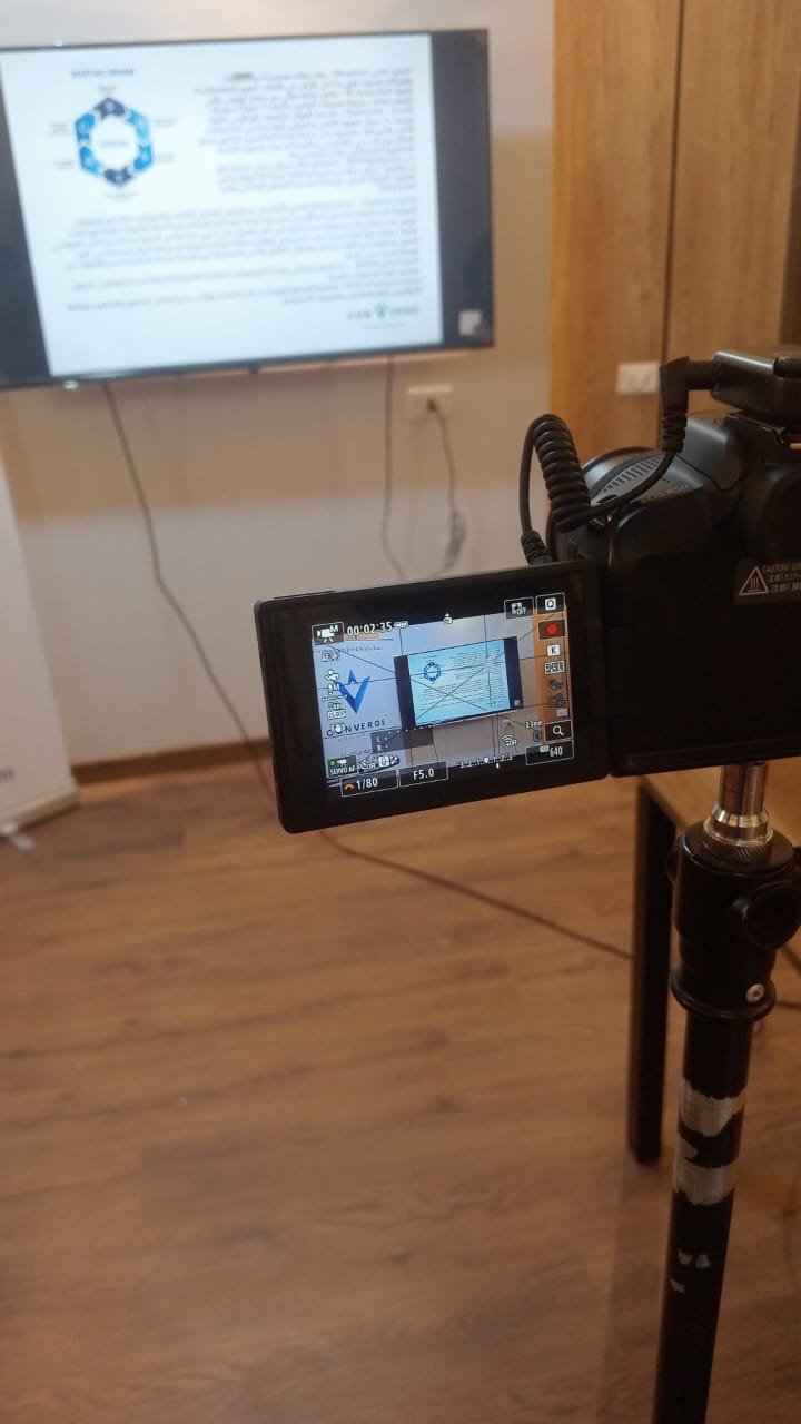 كاميرا احترافية على حامل ثلاثي أثناء تصوير جلسة إنتاج بصري لمحتوى Converge داخل الاستوديو